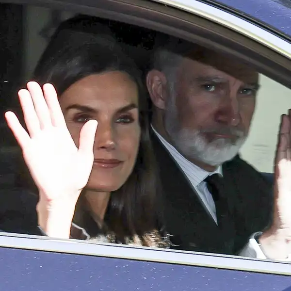 Los Reyes Felipe y Letizia saludando