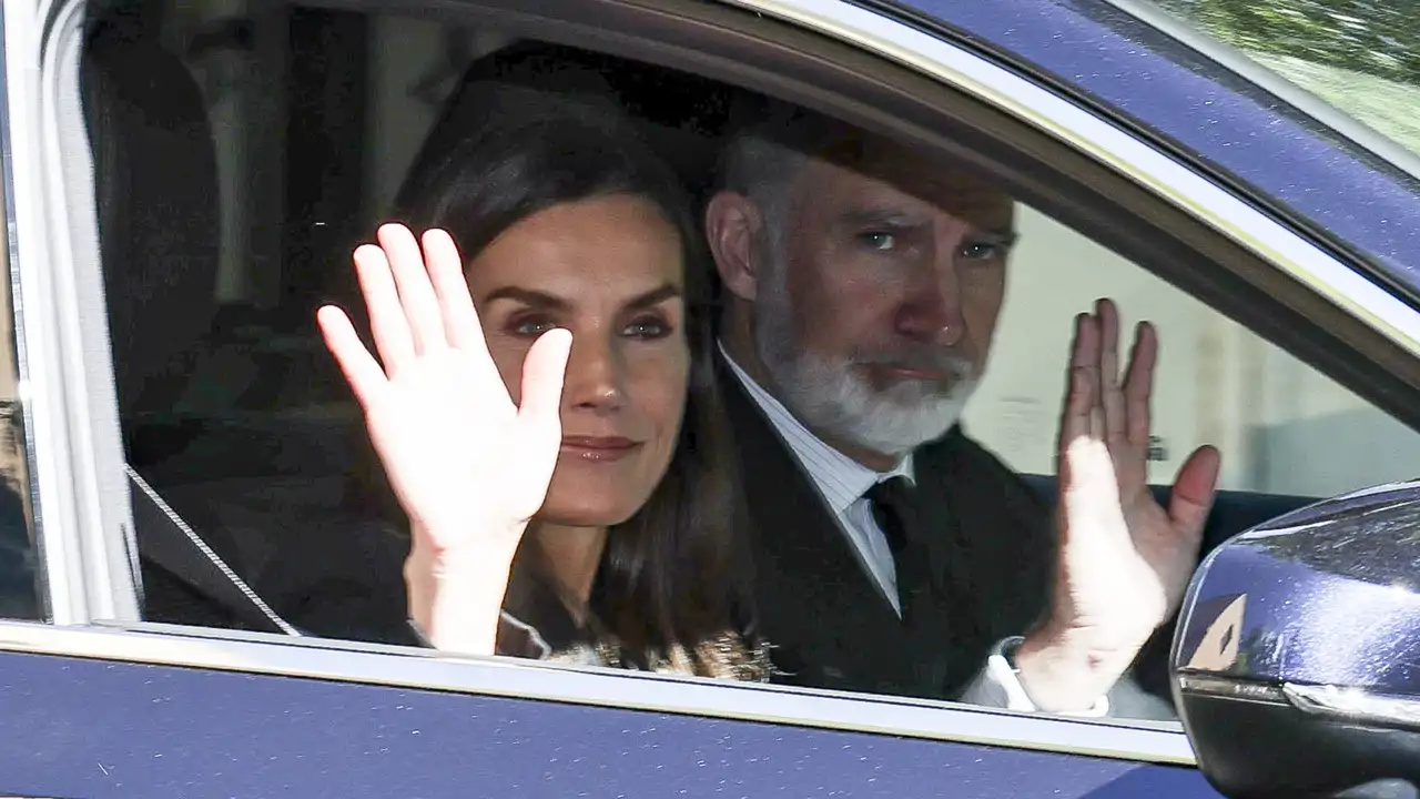 Los Reyes Felipe y Letizia reaparecen públicamente para dar el último adiós a un pilar fundamental de Zarzuela