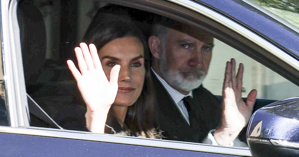 Los Reyes Felipe y Letizia reaparecen públicamente para dar el último adiós  a un pilar fundamental de Zarzuela