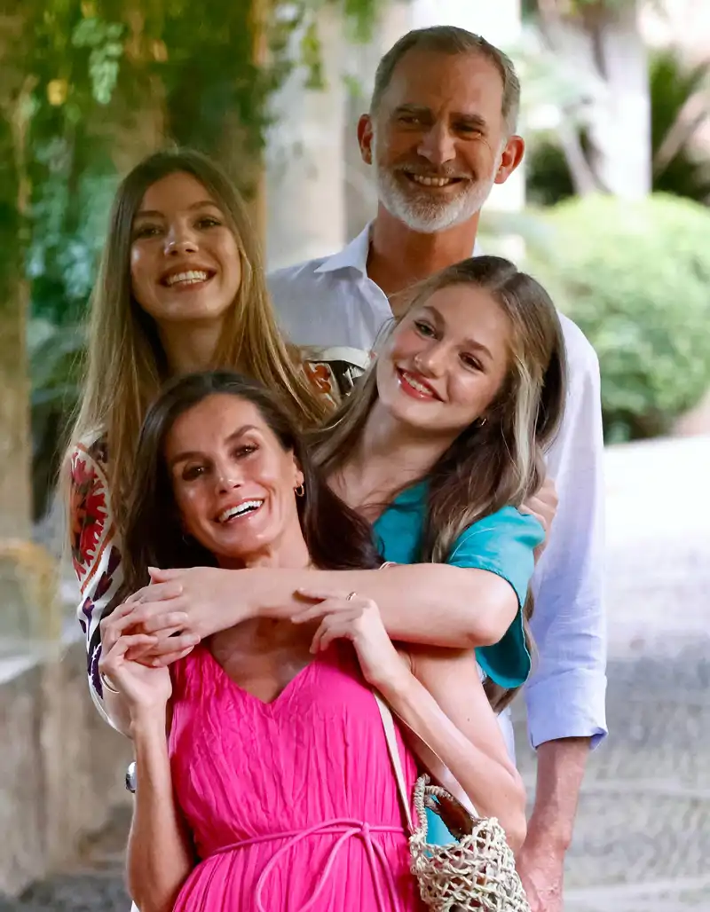 Los Reyes y sus hijas, Leonor y Sofía, en una imagen de divertida complicidad este verano.