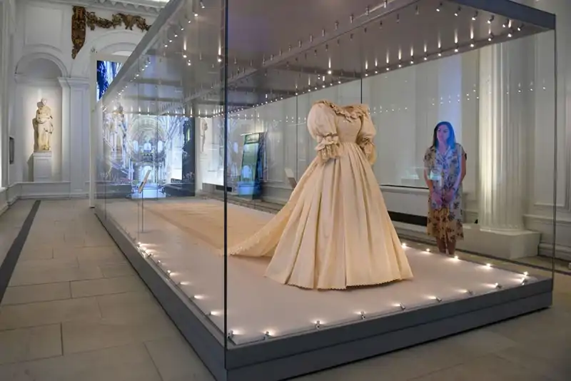 Los secretos del vestido de novia de Diana de Gales al descubierto ante el público (por decisión de sus hijos)