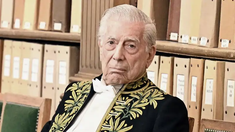 Mario Vargas Llosa con gesto serio