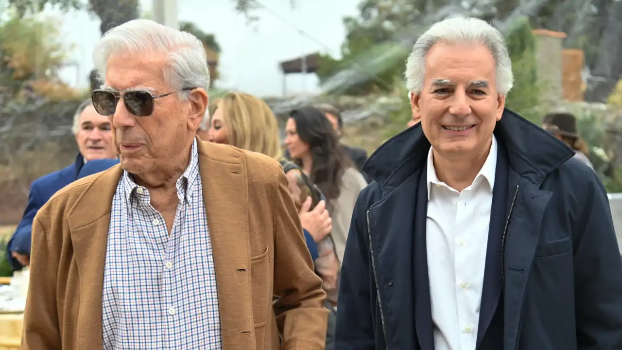 Mario Vargas Llosa junto a su hijo Álvaro