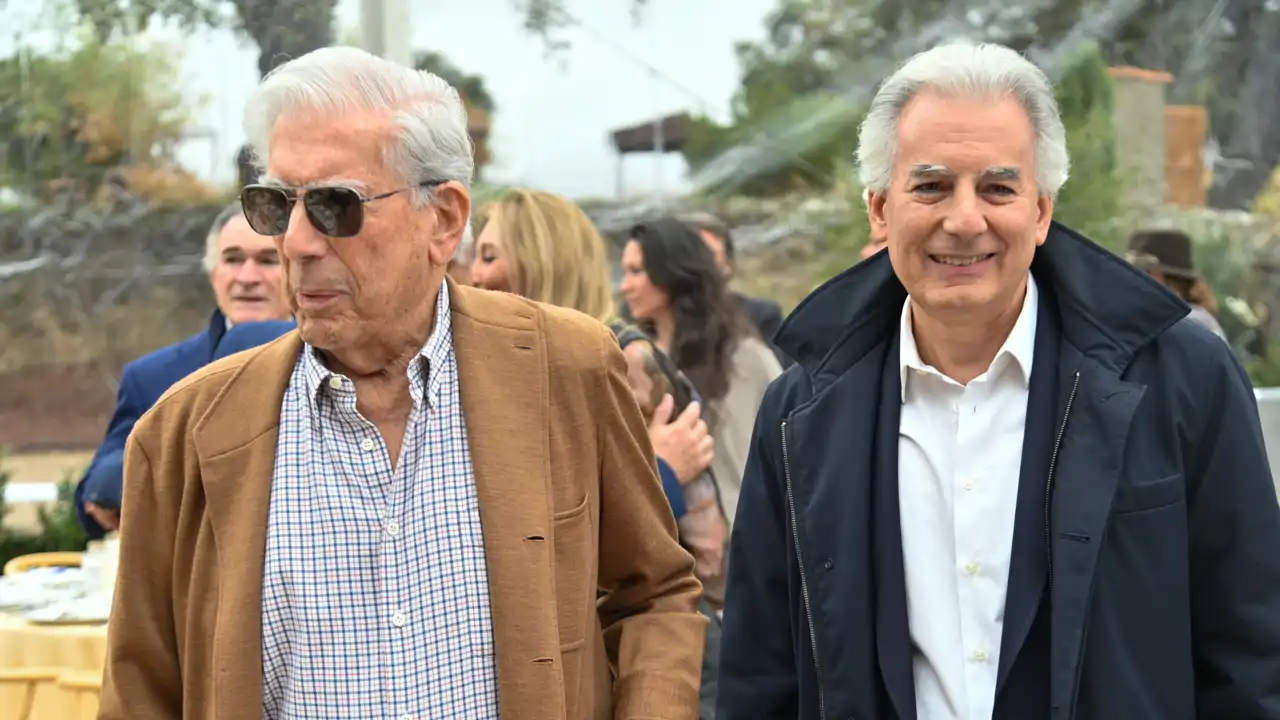 Álvaro Vargas Llosa aclara si le ha dado o no el pésame Isabel Preysler tras la muerte de su padre