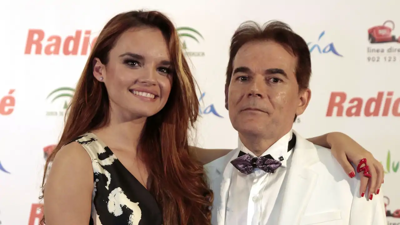 Melody y su padre en un photocall
