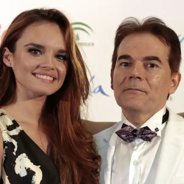 Melody y su padre en un photocall