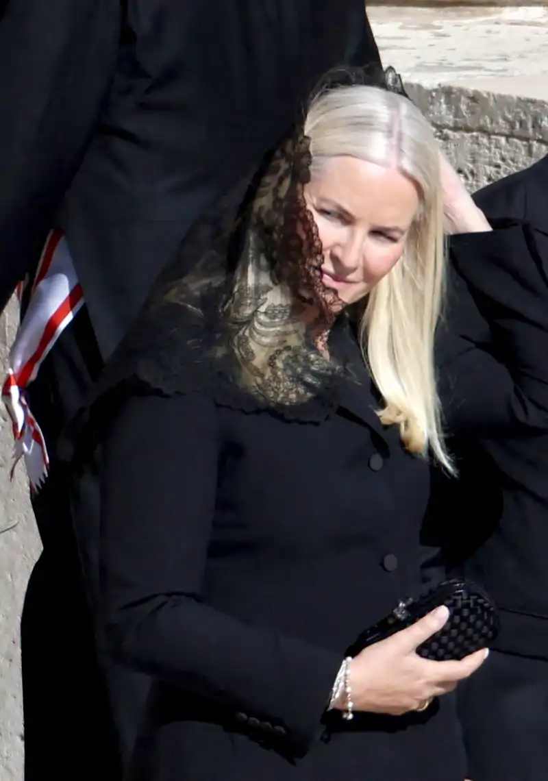 Mette-Marit de Noruega en el funeral del Papa Francisco con su bolso Knot de Bottega Veneta