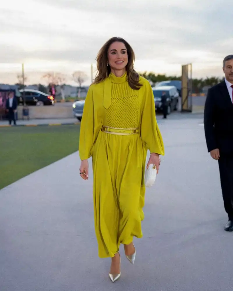 Rania de Jordania, fan incondicional de Bottega Veneta, prefiere el Knot Blanco