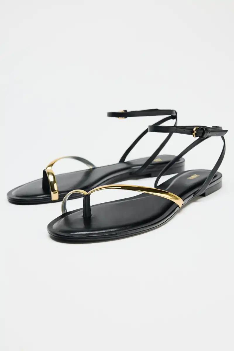 Sandalia plana detalle dorado de Zara 29,95 euros 