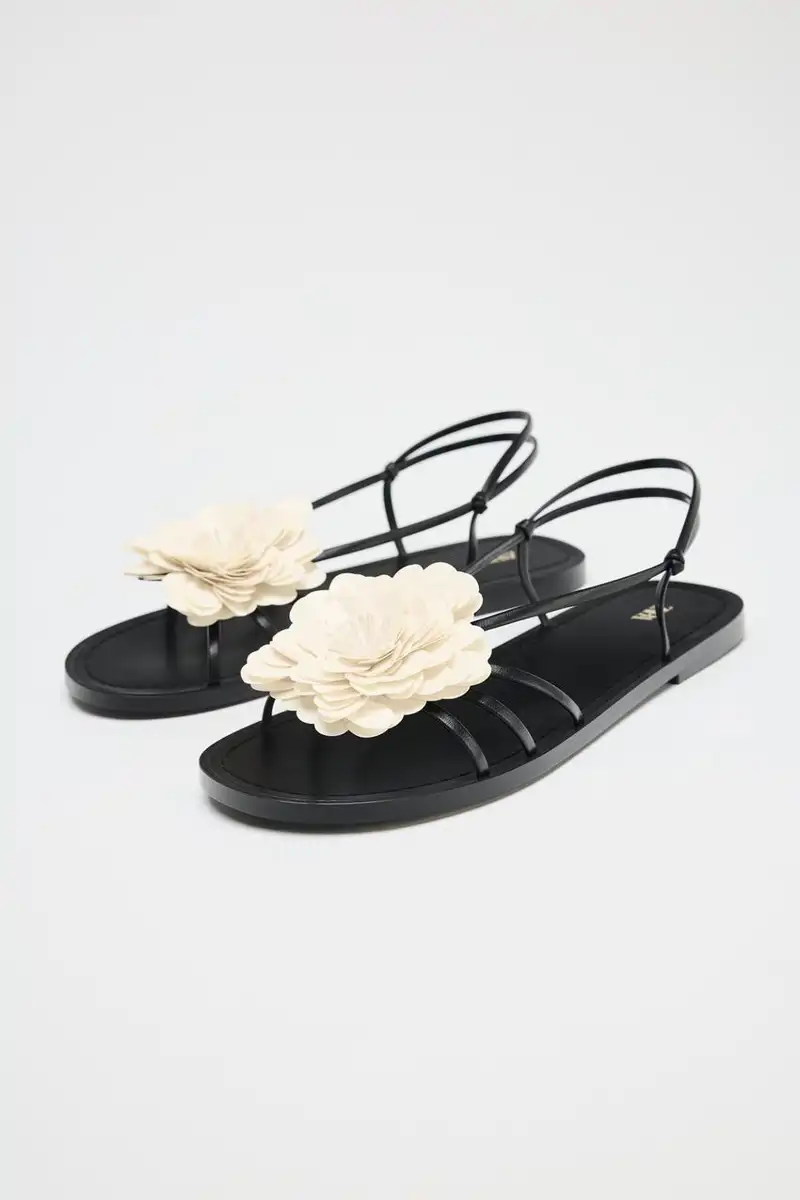 Sandalias planas flor de Zaea 39,95 euros 