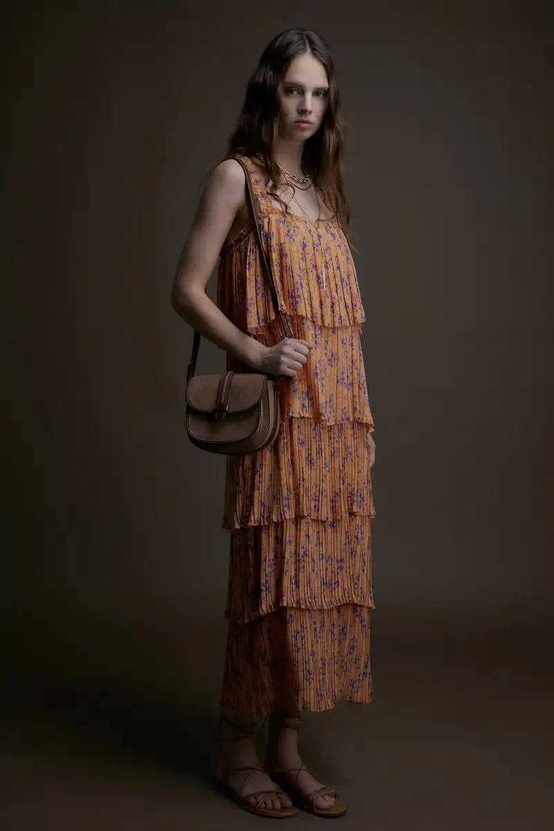 Vestido plisado capas de Sfera 59,99 euros  