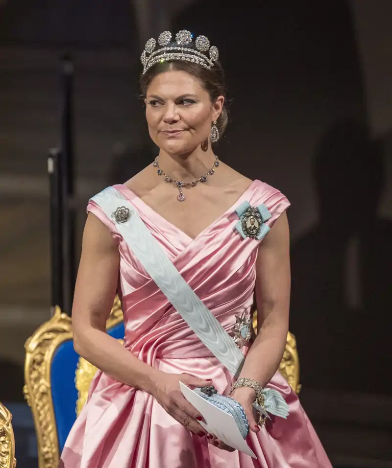 Victoria de Suecia y su bolso Knot en azul bebé 