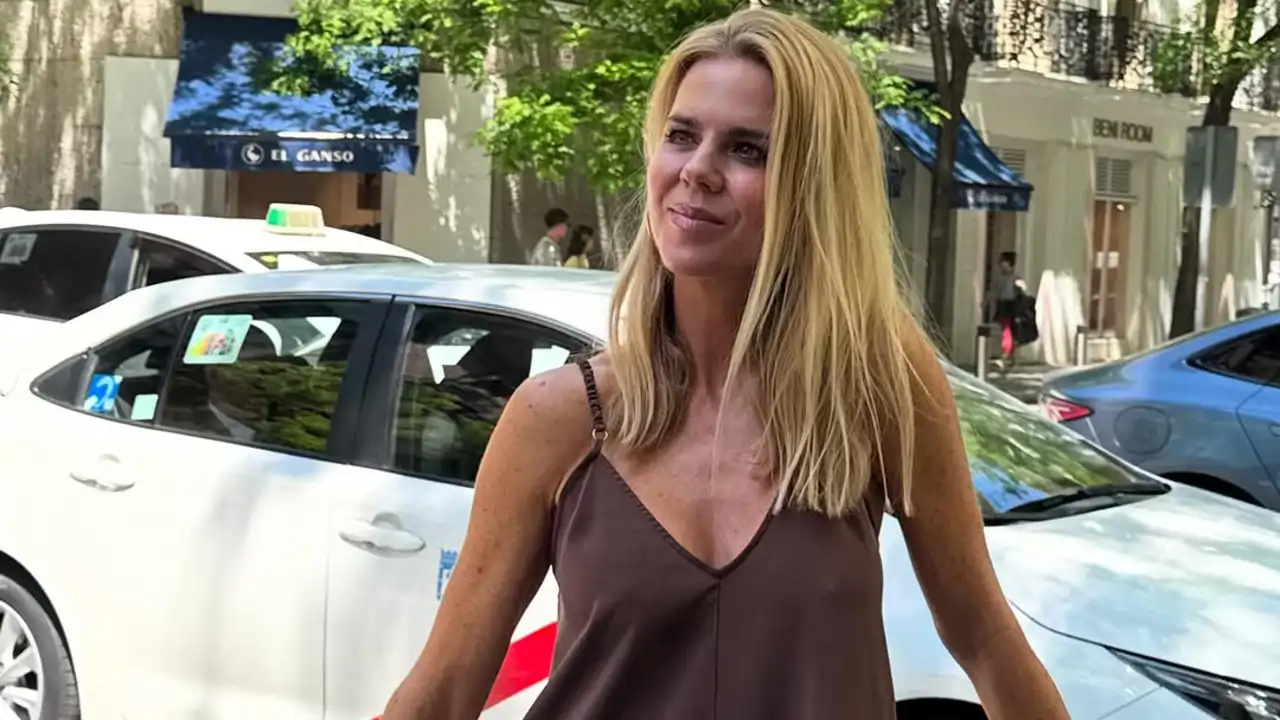 Amelia Bono arrasa con el vestido de tirantes de Zara que las mujeres con estilo ya han fichado y es perfecto para llevar con sandalias de dedo