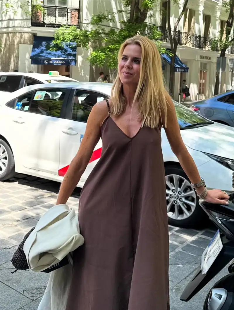 Amelia Bono arrasa con el vestido de tirantes de Zara que las mujeres con estilo ya han fichado y es perfecto para llevar con sandalias de dedo
