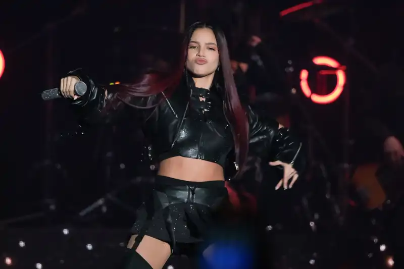Emilia Mernes en concierto