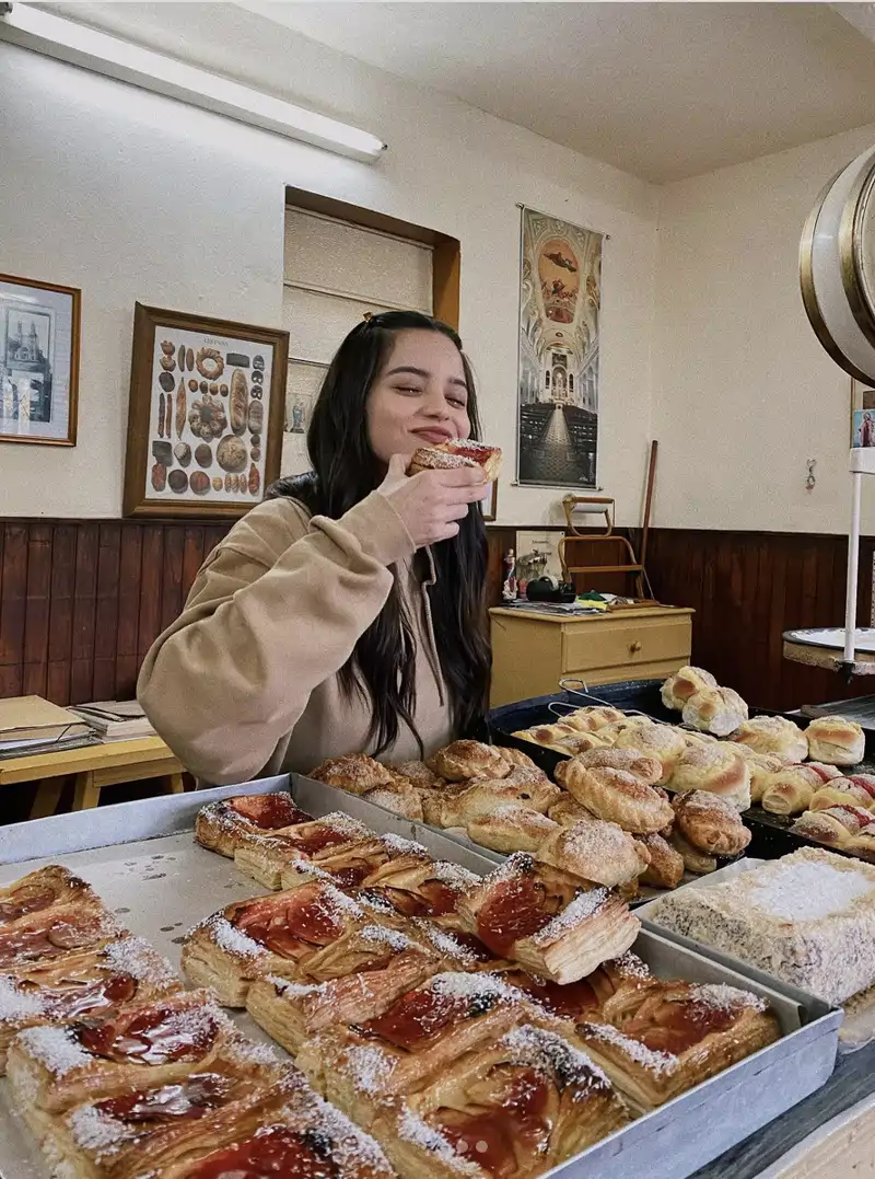 Emilia Mernes en la panadería de sus padres en Entre Ríos