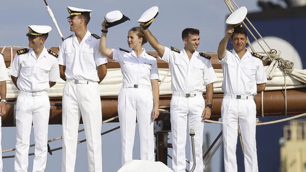 La Princesa Leonor junto a sus compañeros guardiamarinas