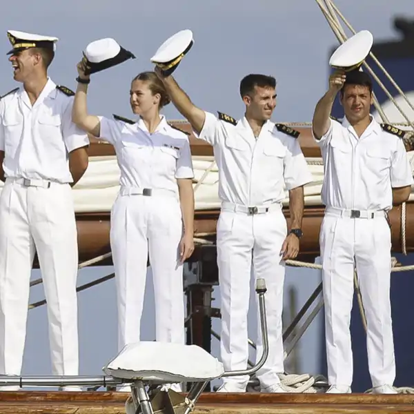 La Princesa Leonor junto a sus compañeros guardiamarinas