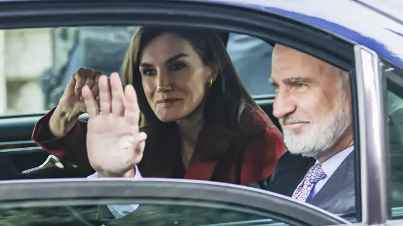 Los Reyes Felipe y Letizia en un coche