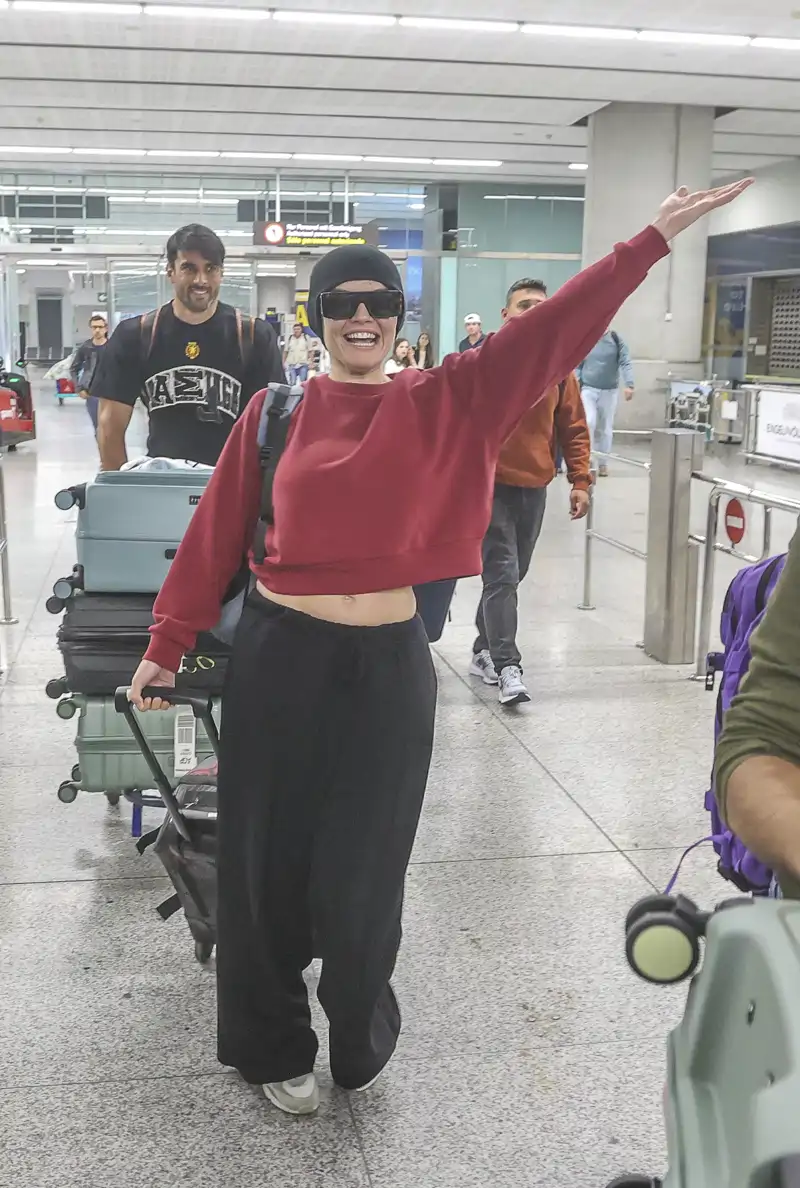 Melody a su llegada al aeropuerto de Málaga tras su 24º puesto en Eurovisión.