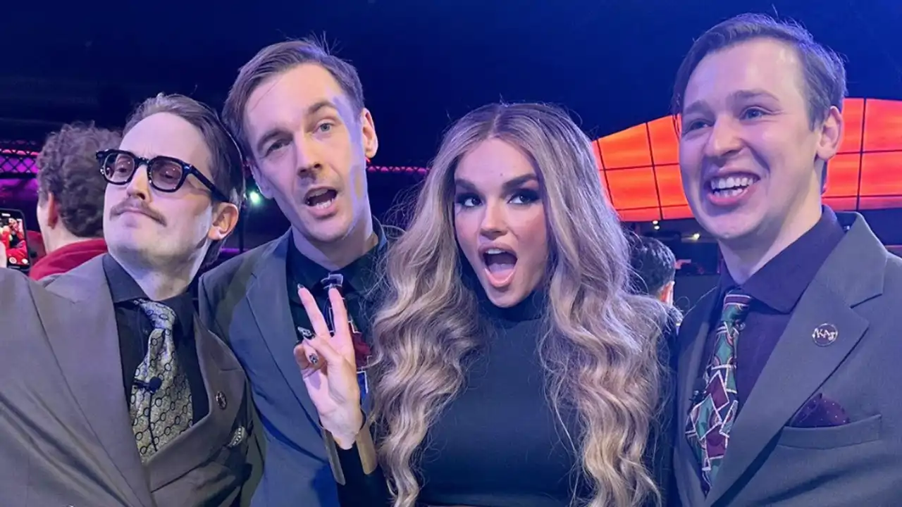 Melody junto a KAJ, los representantes de Suecia en Eurovisión 2025