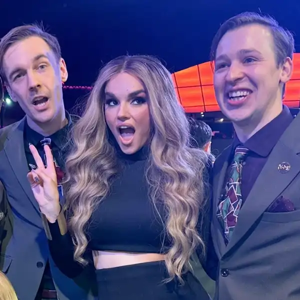 Melody junto a KAJ, los representantes de Suecia en Eurovisión 2025