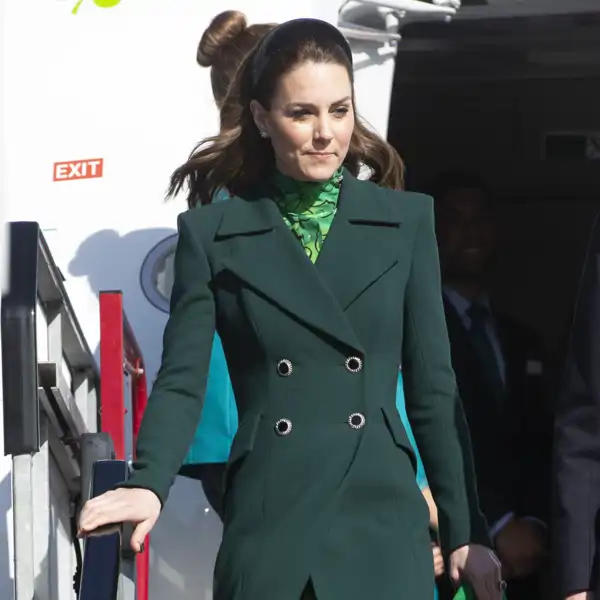 Kate Middleton, bajando las escaleras de un avión.