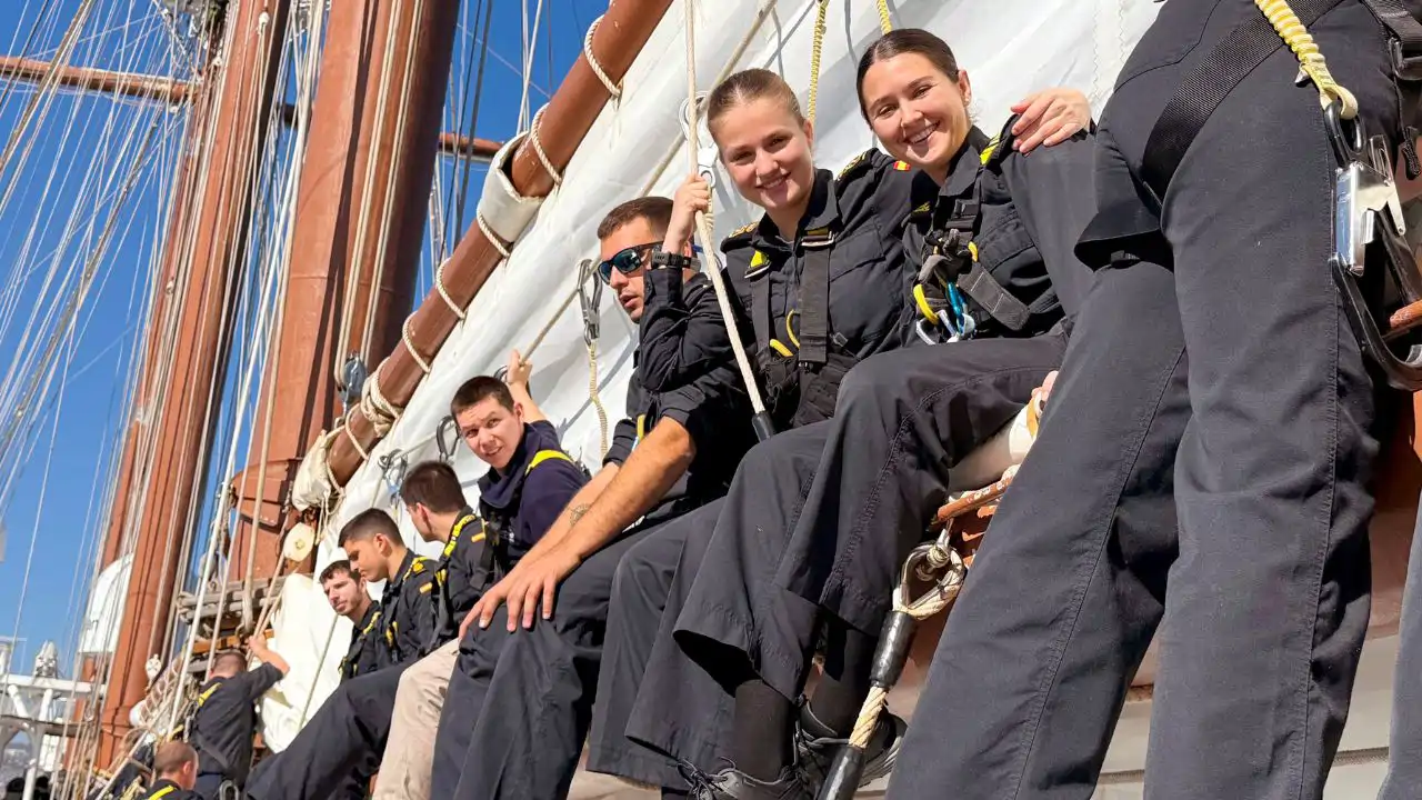 La complicidad de la Princesa Leonor con una de sus compañeras de Elcano