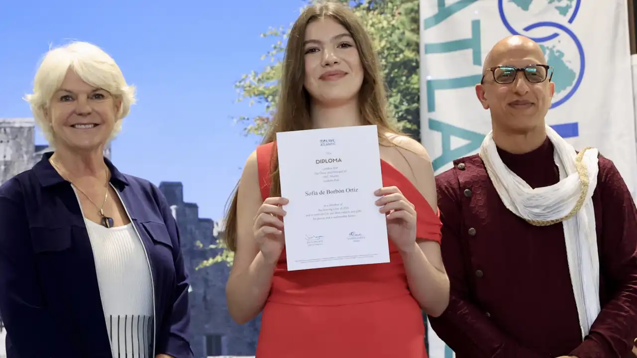 La ovación a la Infanta Sofía al recoger su diploma tras graduarse en Gales