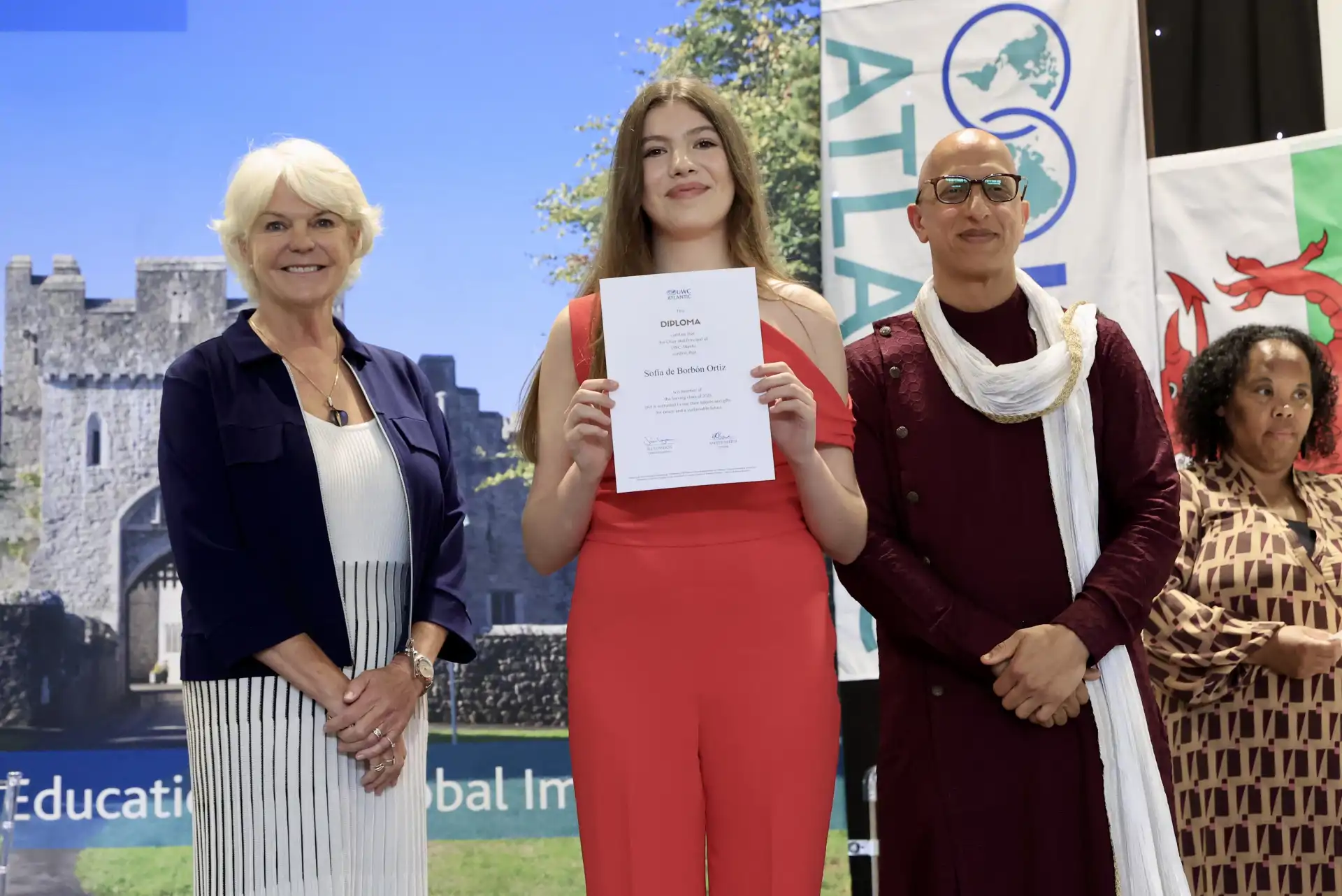 La Infanta Sofía recoge su diploma tras graduarse