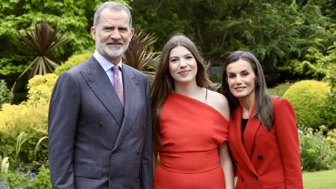 La Reina Letizia arrasa en Gales con su traje fetiche de Hugo Boss en la graduación de la Infanta Sofía