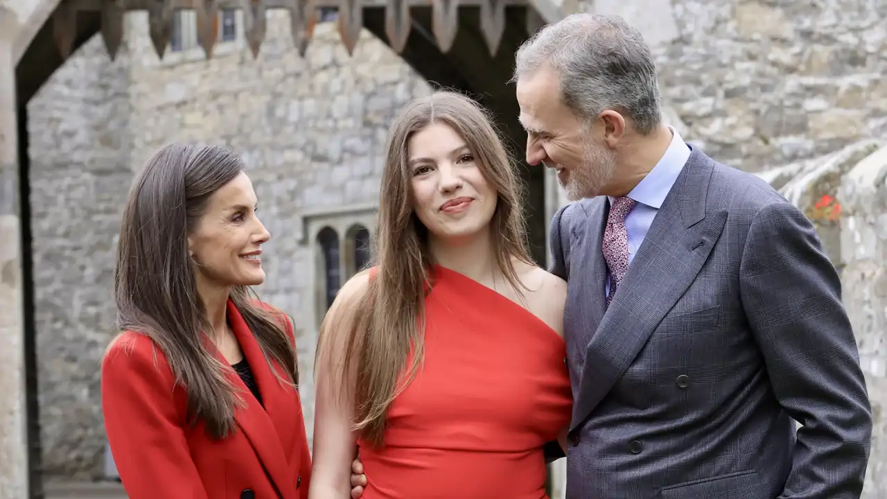 En fotos: así ha sido la graduación de la Infanta Sofía con la presencia de sus padres, los Reyes, Felipe y Letizia