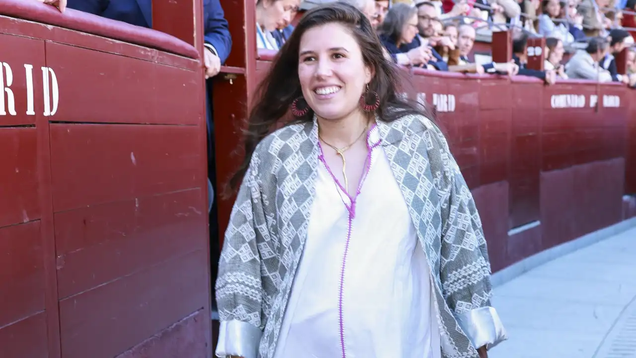 Teresa Urquijo arrasa con su look premamá para ir a los toros: de estilo clásico, con un detalle boho y zapato de tacón sensato