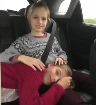 La Princesa y su hermana, en el coche de los Reyes. 