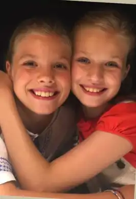La tierna imagen de dos hermanas unidas