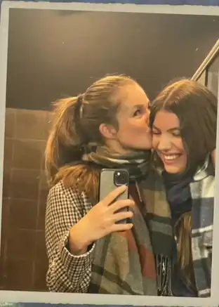 Un selfie en el espejo, como dos adolescentes más.
