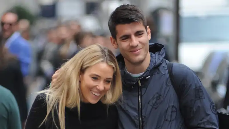 Álvaro Morata y Alice Campello dando un paseo