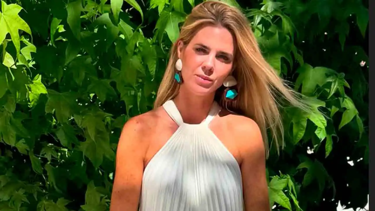 Amelia Bono arrasa en la comunión de su hijo con este vestido fruncido de Massimo Dutti