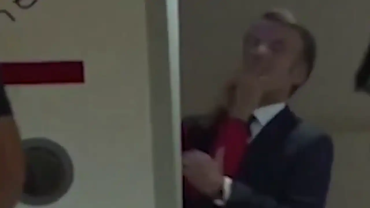 El polémico manotazo en la cara de Brigitte a Emmanuel Macron a su llegada a Vietnam que ha dado la vuelta al mundo