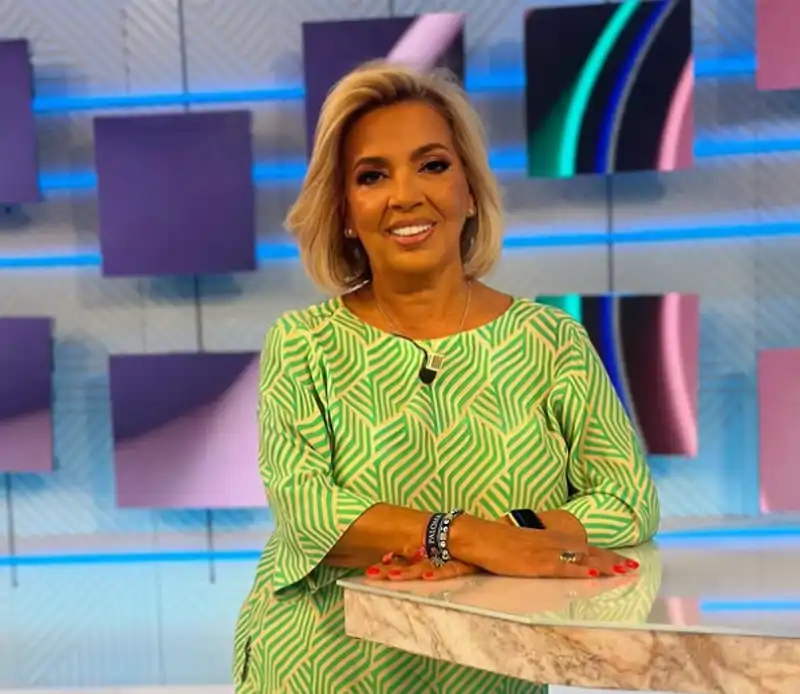Carmen Borrego posa sonriente en un plató