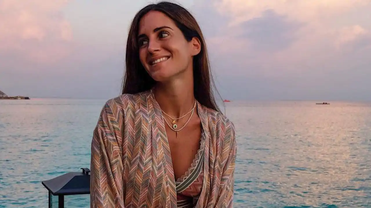 gala gonzalez caftán en la playa