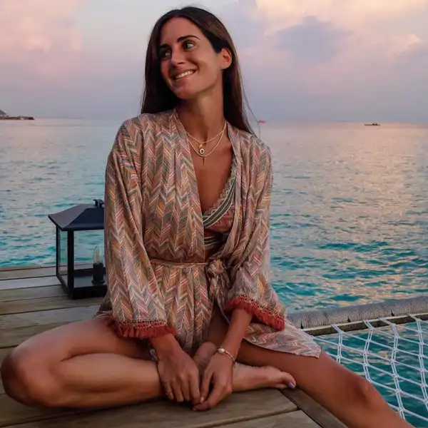 gala gonzalez caftán en la playa