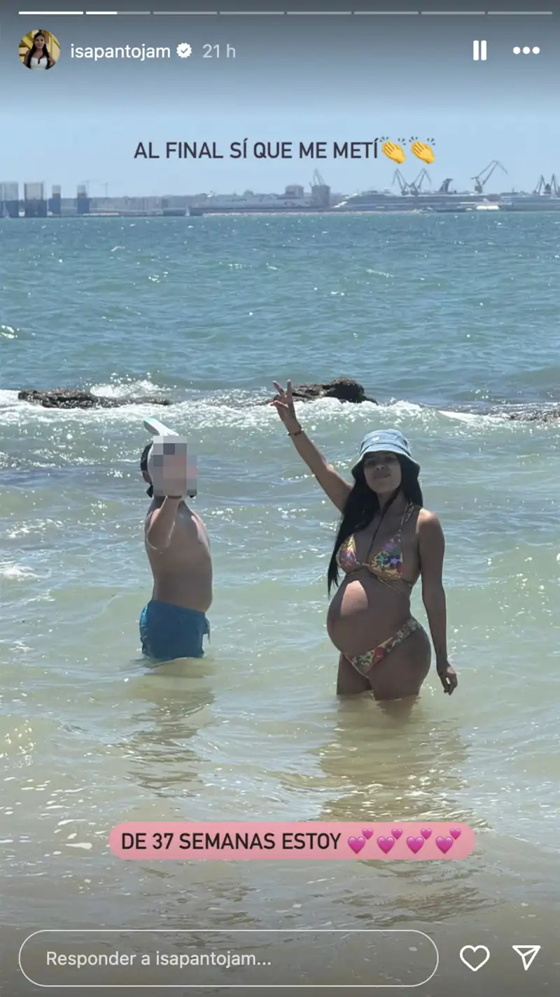 Isa Pantoja en la playa a punto de dar a luz