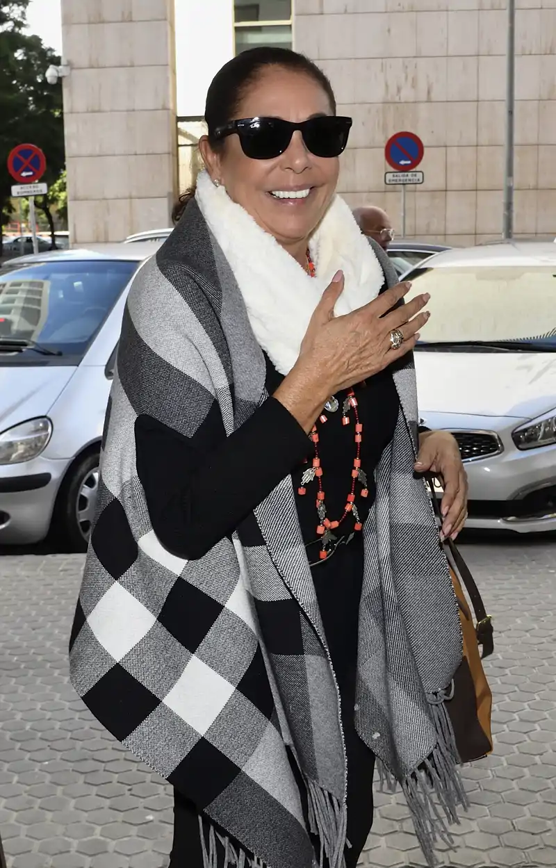 Isabel Pantoja con gafas de sol