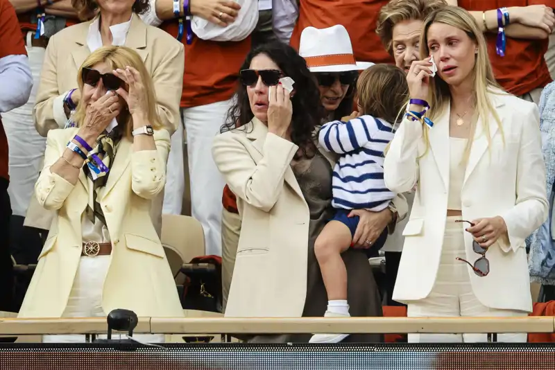 La familia de Rafa Nadal, muy emocionada durante su homenaje en Roland Garros