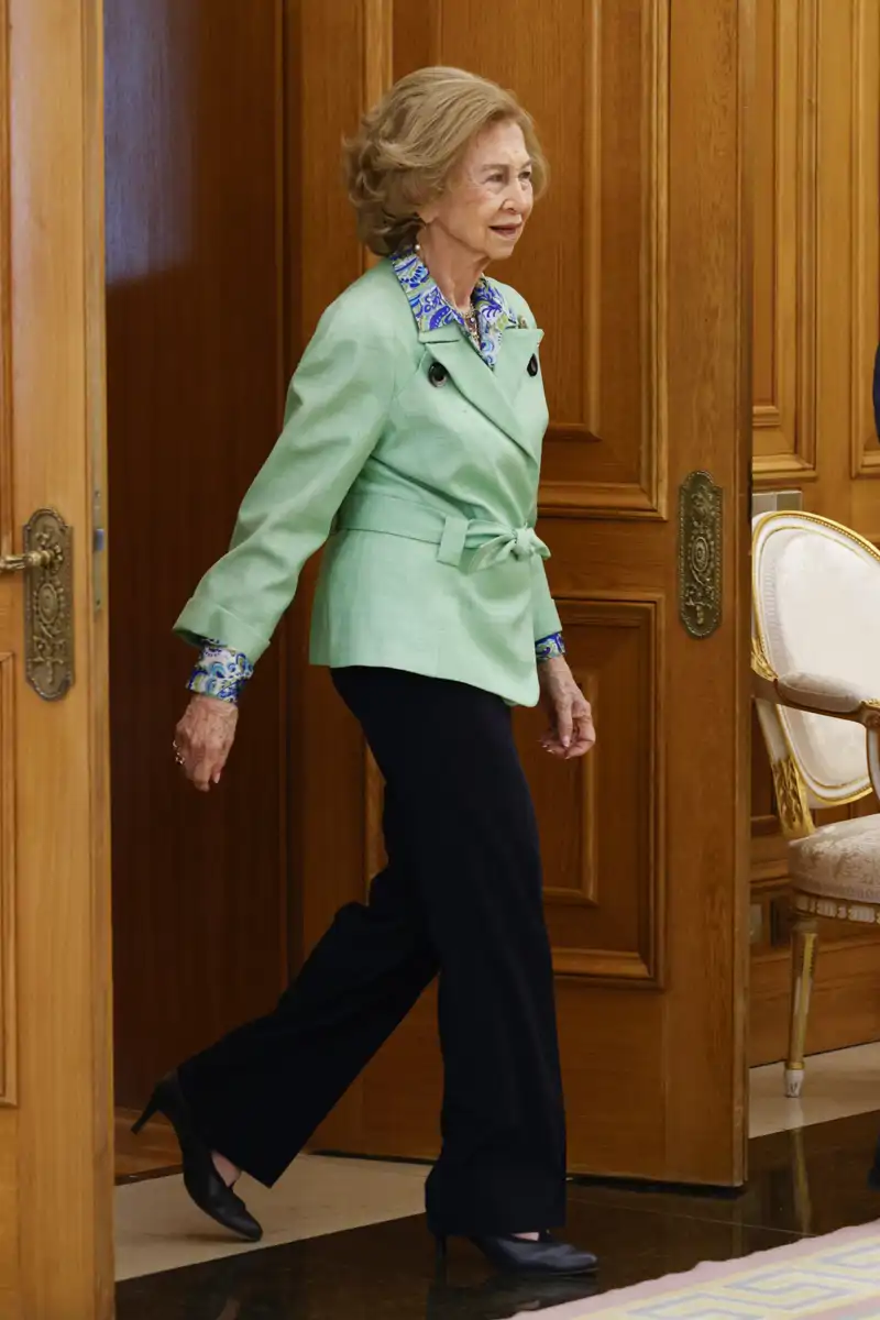 La Reina Sofía con una chaqueta blazer en verde