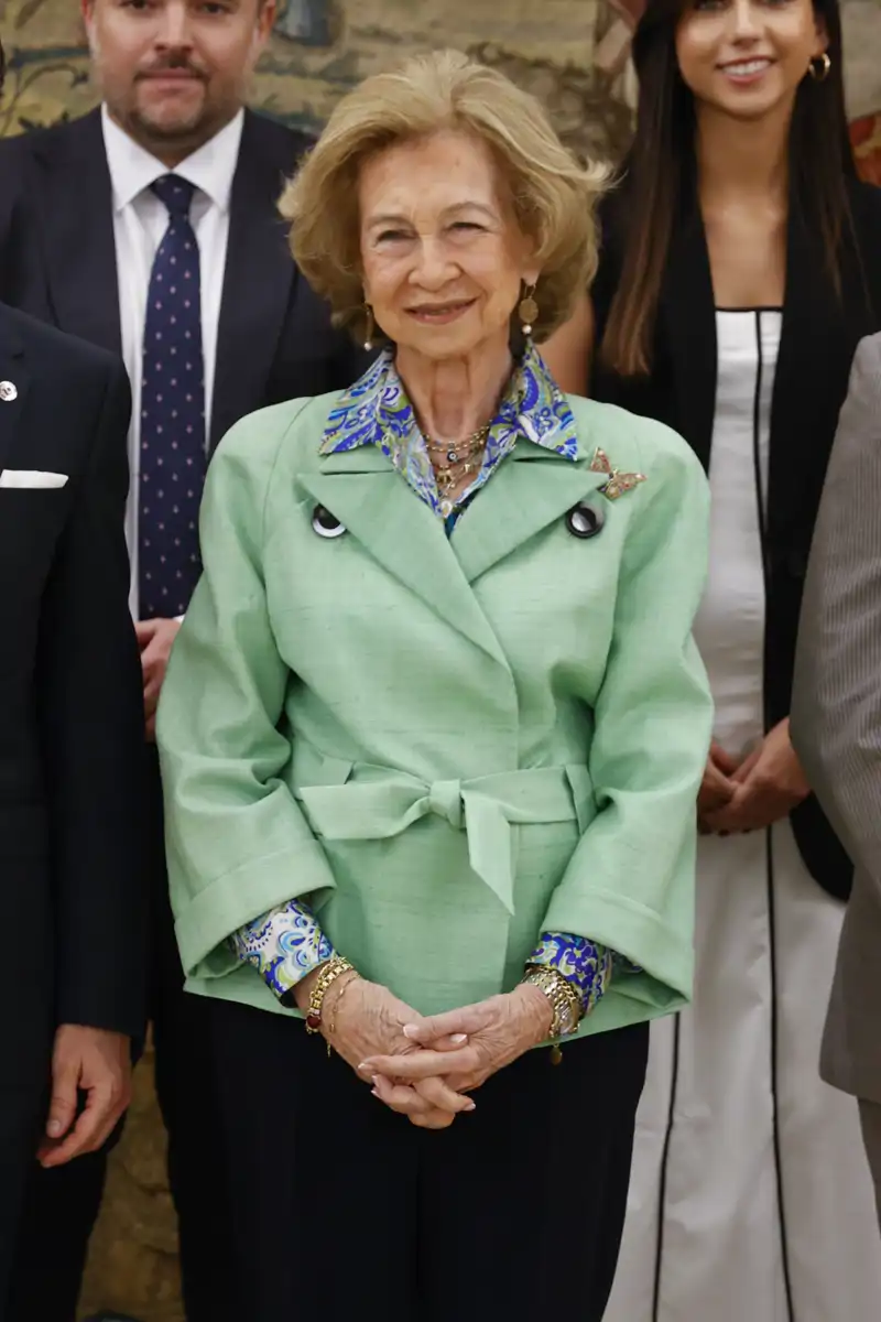 La Reina Sofía, muy sonriente durante unas audiencias en Zarzuela 