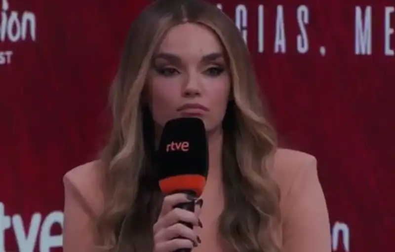 Melody en la rueda de prensa