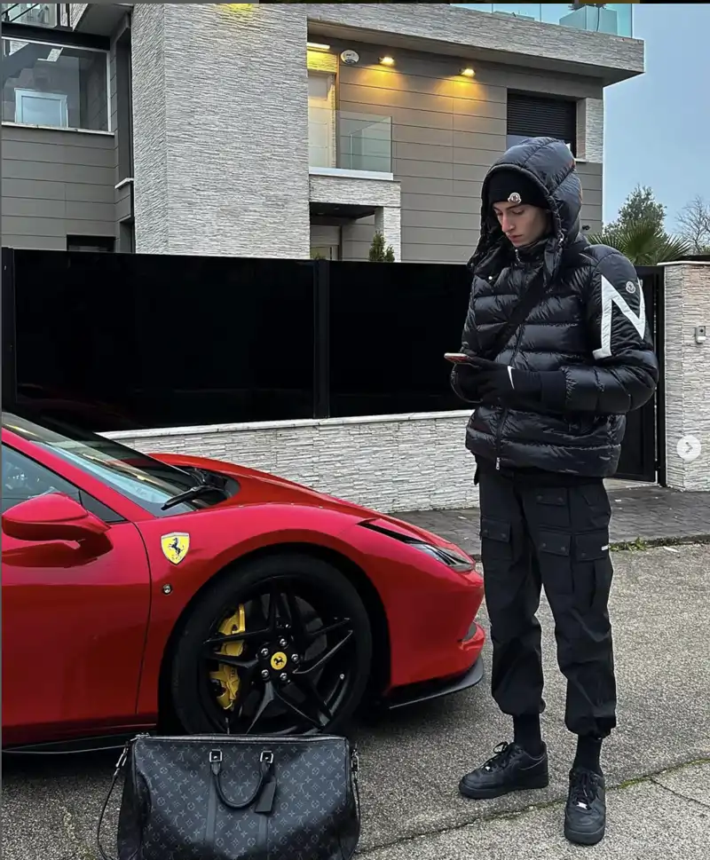 Plex ante su casa junto a un cochazo