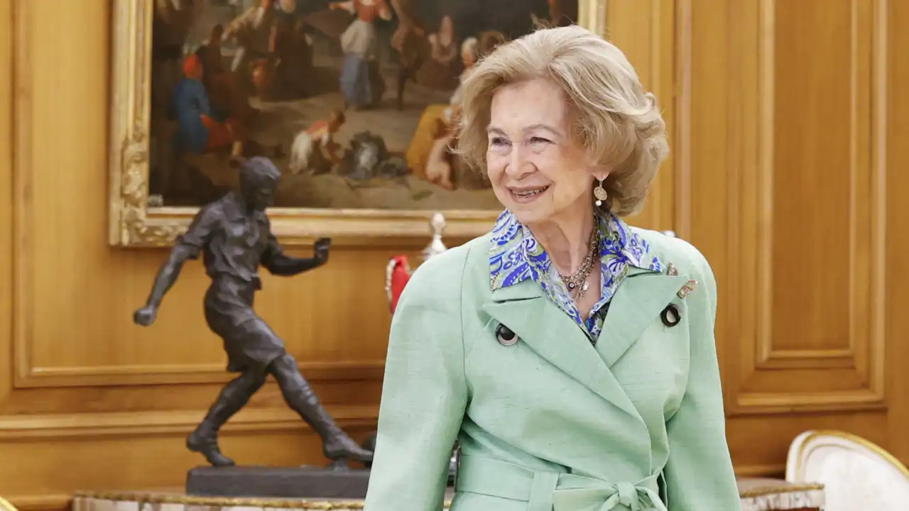 La Reina Sofía eleva su look más primaveral con una blazer moderna en un color que es pura tendencia